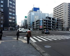 まっすぐ進むと交差点があります。横断歩道を渡ります。