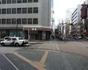 そのまま、まっすぐ進みます。