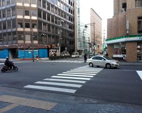 こちらの横断歩道を渡ります。