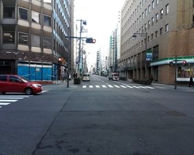 横断歩道を渡ると左手の並びに当事務所があります。