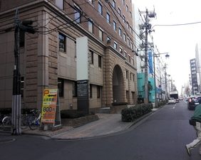 さきほどの通りをまっすぐ進みますと当事務所があります。